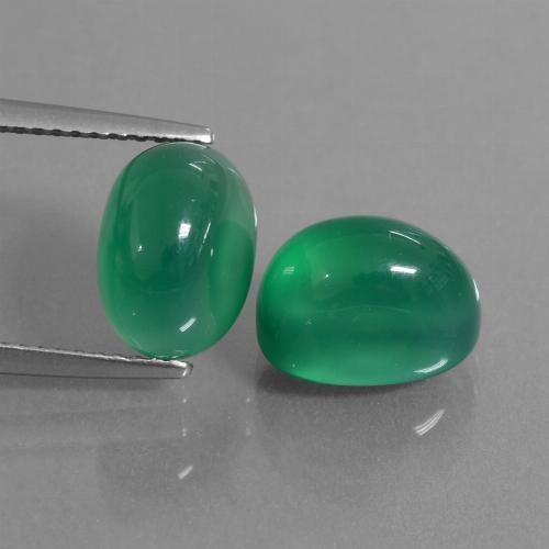 7.42カラットの天然ウォームグリーンアゲート（10.3×6.9 mm・オーバルカット）