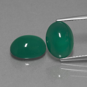 5.91カラットの天然ミディアムグリーンアゲート（10.5×8.3 mm・オーバルカット）