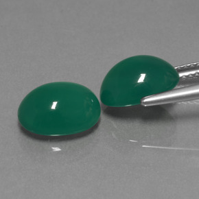 5.91カラットの天然ミディアムグリーンアゲート（10.5×8.3 mm・オーバルカット）