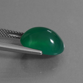 5.72カラットの天然ミディアムグリーンアゲート（13.1×9.7 mm・オーバルカット）