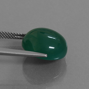 8.77カラットの天然ミディアムダークグリーンアゲート（13.4×12.3 mm・オーバルカット）