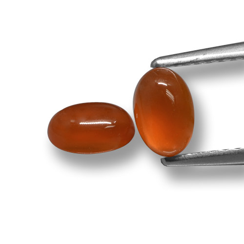 1.17カラットの天然ミディアムレッドアゲート（6.1×4.1 mm・オーバルカット）