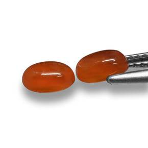 1.17カラットの天然ミディアムレッドアゲート（6.1×4.1 mm・オーバルカット）