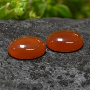 1.38カラットの天然ミディアムオレンジアゲート（7×5 mm・オーバルカット）