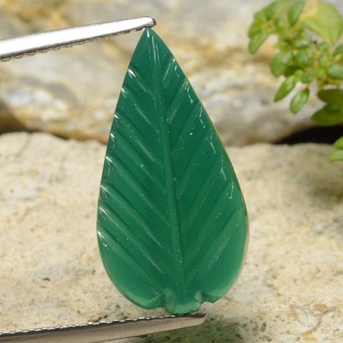 4.54カラットの天然ミディアムグリーン瑪瑙、フラワーカット、半透明