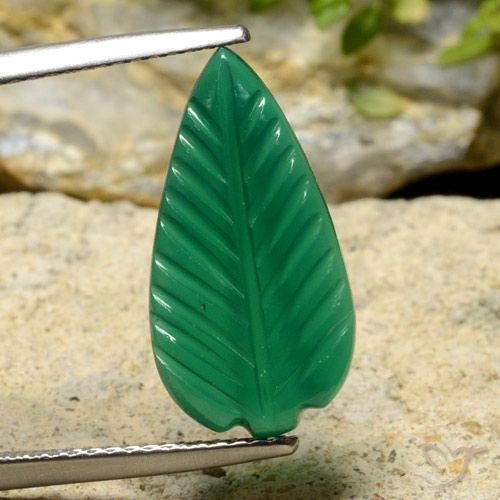 4.46カラットの天然ウォームグリーン瑪瑙、フラワーカット、半透明