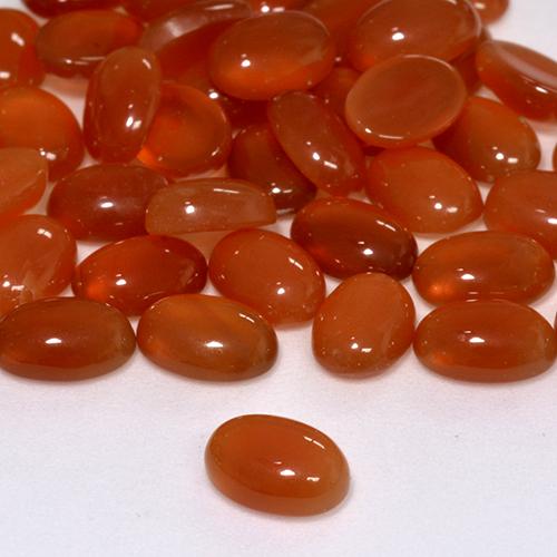 0.63カラットの天然ファイアレッド瑪瑙、オーバルカット、半透明
