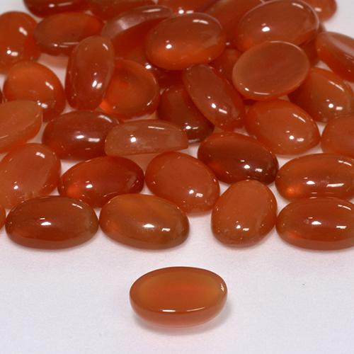 0.63カラットの天然ファイアレッド瑪瑙、オーバルカット、半透明