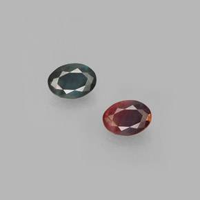 0.15カラットの天然グリーン/レッドアレキサンドライト（3.6×2.7 mm・オーバルカット）