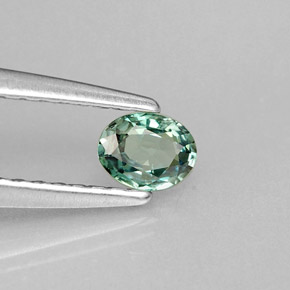 0.19カラットの天然グリーン/レッドアレキサンドライト（4.1×3.2 mm・オーバルカット）
