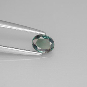 0.34カラットの天然グリーン/レッドアレキサンドライト（4.8×3.8 mm・オーバルカット）