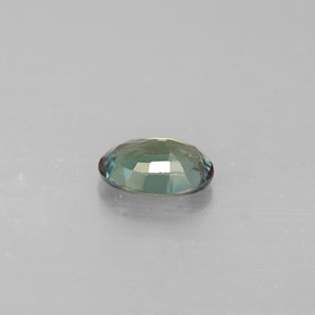 0.34カラットの天然グリーン/レッドアレキサンドライト（5.1×3.5 mm・オーバルカット）