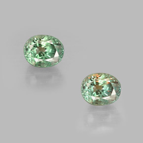 0.54カラットの天然グリーン/レッドアレキサンドライト（4.6×3.8 mm・オーバルカット）