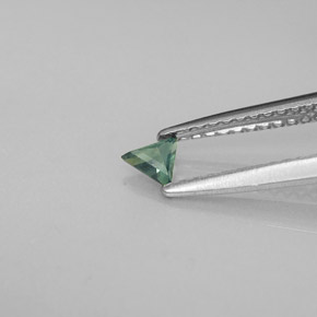 0.12カラットの天然グリーン/レッドアレキサンドライト（3.7×3.2 mm・トリリアント）