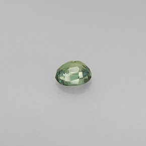 0.19カラットの天然グリーン/レッドアレキサンドライト（3.7×3.1 mm・オーバルカット）