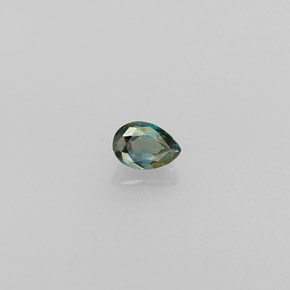 0.13カラットの天然グリーン/レッドアレキサンドライト（3.4×2.4 mm・洋梨の形）