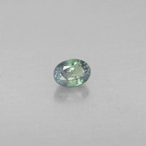 0.16カラットの天然グリーン/レッドアレキサンドライト（3.4×2.6 mm・オーバルカット）