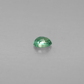 0.15カラットの天然グリーン/レッドアレキサンドライト（3.6×2.6 mm・洋梨の形）