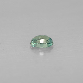 0.17カラットの天然グリーン/レッドアレキサンドライト（3.8×2.9 mm・オーバルカット）