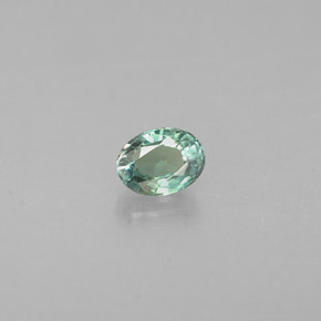 0.19カラットの天然グリーン/レッドアレキサンドライト（3.8×2.9 mm・オーバルカット）