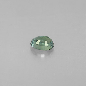 0.19カラットの天然グリーン/レッドアレキサンドライト（3.8×2.9 mm・オーバルカット）