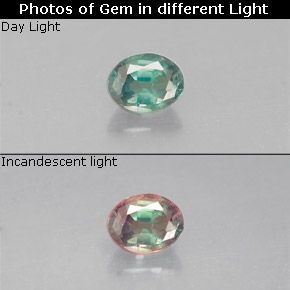 0.15カラットの天然グリーン/レッドアレキサンドライト（3.6×2.8 mm・オーバルカット）