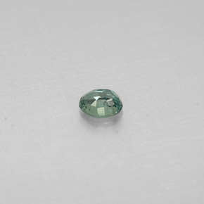 0.09カラットの天然グリーン/レッドアレキサンドライト（3×2.3 mm・オーバルカット）