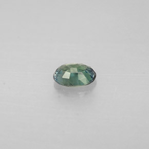 0.17カラットの天然グリーン/レッドアレキサンドライト（3.9×2.9 mm・オーバルカット）