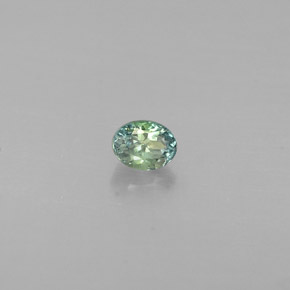 0.13カラットの天然グリーン/レッドアレキサンドライト（3.1×2.4 mm・オーバルカット）