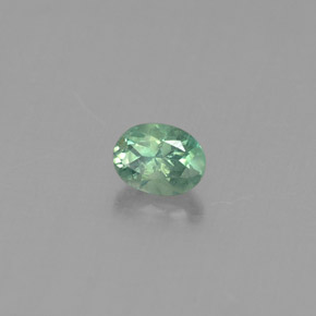 0.20カラットの天然グリーン/レッドアレキサンドライト（3.7×2.8 mm・オーバルカット）