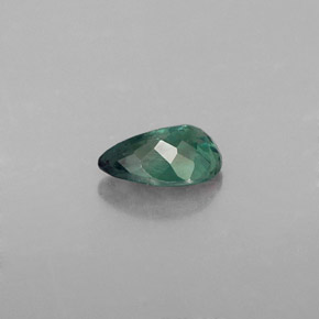 0.54カラットの天然グリーン/レッドアレキサンドライト（6.3×4.3 mm・洋梨の形）