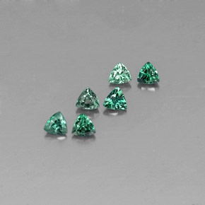 カラットの天然グリーン/レッドアレキサンドライト（3.2×3.1 mm・トリリアント）