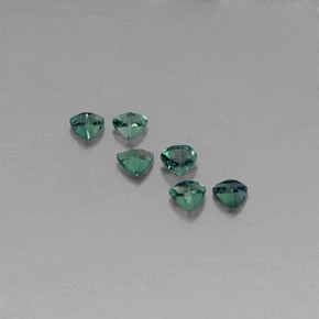 カラットの天然グリーン/レッドアレキサンドライト（3.2×3.1 mm・トリリアント）