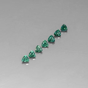 カラットの天然グリーン/レッドアレキサンドライト（3.2×3.1 mm・トリリアント）