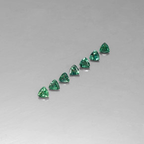 カラットの天然グリーン/レッドアレキサンドライト（3.1×3 mm・トリリアント）