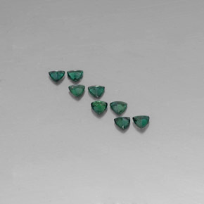 カラットの天然グリーン/レッドアレキサンドライト（3.2×3.1 mm・トリリアント）