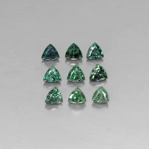 カラットの天然グリーン/レッドアレキサンドライト（3.2×3.1 mm・トリリアント）