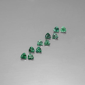 カラットの天然グリーン/レッドアレキサンドライト（3.1×3.1 mm・トリリアント）