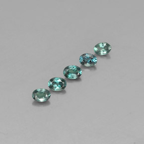 カラットの天然グリーン/レッドアレキサンドライト（3.5×2.6 mm・オーバルカット）