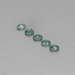 カラットの天然グリーン/レッドアレキサンドライト（3.5×2.6 mm・オーバルカット）