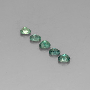 カラットの天然グリーン/レッドアレキサンドライト（3.6×2.6 mm・オーバルカット）