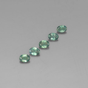カラットの天然グリーン/レッドアレキサンドライト（3.5×2.5 mm・オーバルカット）