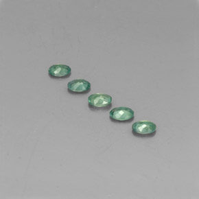 カラットの天然グリーン/レッドアレキサンドライト（3.5×2.5 mm・オーバルカット）