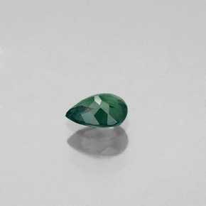 0.33カラットの天然グリーン/レッドアレキサンドライト（5.1×3.8 mm・洋梨の形）