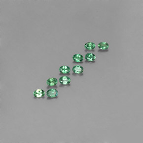 カラットの天然グリーン/レッドアレキサンドライト（3.5×2.5 mm・オーバルカット）