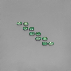 カラットの天然グリーン/レッドアレキサンドライト（3.5×2.5 mm・オーバルカット）