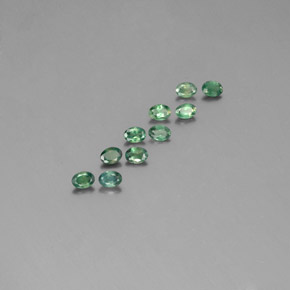 カラットの天然グリーン/レッドアレキサンドライト（3.5×2.5 mm・オーバルカット）
