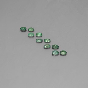 カラットの天然グリーン/レッドアレキサンドライト（3.5×2.5 mm・オーバルカット）