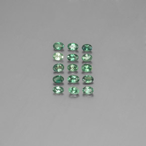 カラットの天然グリーン/レッドアレキサンドライト（3.5×2.6 mm・オーバルカット）