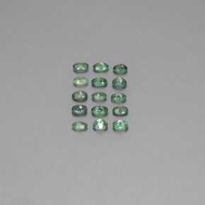 カラットの天然グリーン/レッドアレキサンドライト（3.5×2.6 mm・オーバルカット）